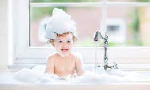استحمام الاطفال وتنظيفهم من الولادة الي مرحلة